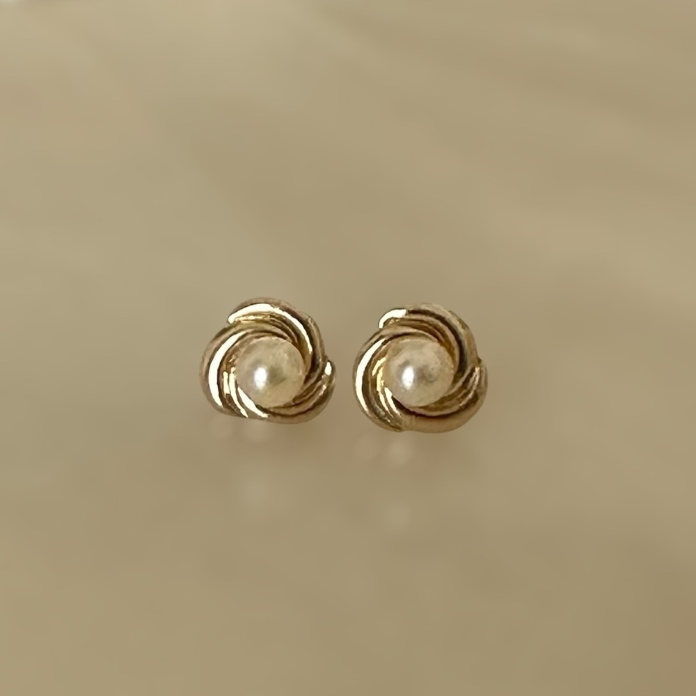 Vintage 14k Solid Gold Pearl Stud Earrings